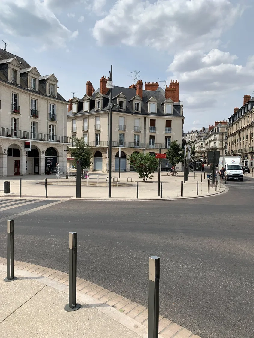 La place de la Résistance (rive droite) est désormais libérée des véhicules en stationnement. La place de la Résistance (rive droite) est désormais libérée des véhicules en stationnement.