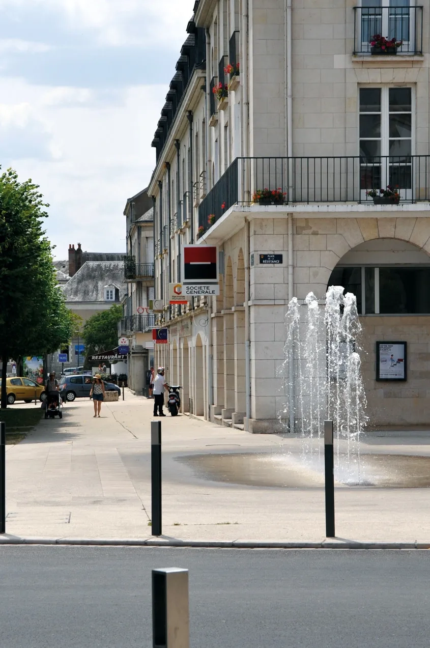 Blois, quai de la Saussaye, sur la rive droite. La rénovation des trottoirs en béton bouchardé s’est accompagné de travaux d’embellissement. Ici, une fontaine. Blois, quai de la Saussaye, sur la rive droite. La rénovation des trottoirs en béton bouchardé s’est accompagné de travaux d’embellissement. Ici, une fontaine.