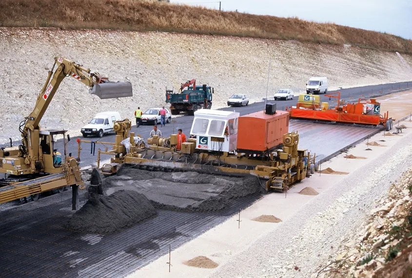RN 141. Déviation des Rassats-Favrauds- Mise en oeuvre de la chaussée composite en BAC/GB3 en 1998. Cette structure assure parfaitement son rôle aujourd’hui sans avoir fait l’objet d’entretien structurel (Cf. interview Gilles Lacassy, DIRA).