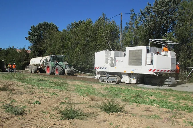 L’un des vingt-six chemins ruraux en cours de réfection. Au total, environ 30 km de voirie ont été rénovés dans les secteurs Puyricard-Couteron-Célony-La Calade-Jas de Bouffan-Les Milles et Luynes. L’un des vingt-six chemins ruraux en cours de réfection. Au total, environ 30 km de voirie ont été rénovés dans les secteurs Puyricard-Couteron-Célony-La Calade-Jas de Bouffan-Les Milles et Luynes.