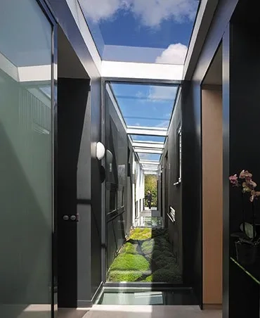 Au cœur de l’habitation, une zone d’entre-deux mêle le dedans et le dehors. Au cœur de l’habitation, une zone d’entre-deux mêle le dedans et le dehors.
