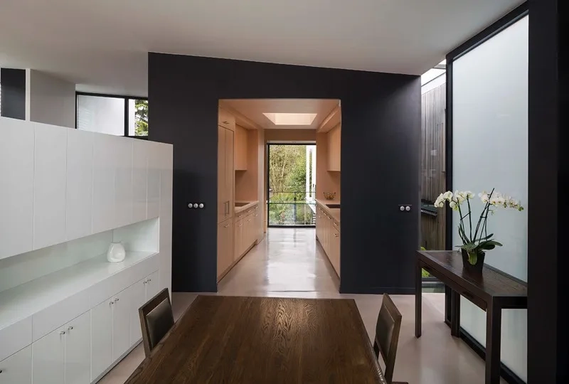 Les espaces de repas donnent sur le jardin et sur le patio intérieur. Les espaces de repas donnent sur le jardin et sur le patio intérieur.