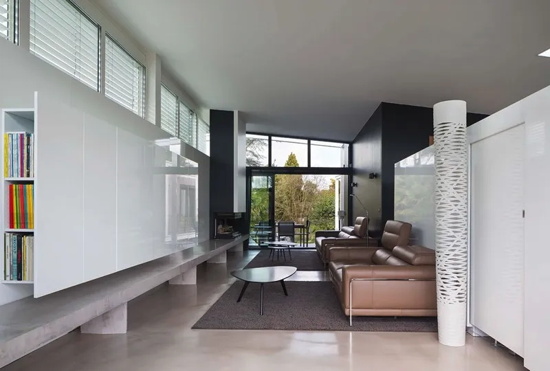 À l’intérieur, l’alternance de surfaces opaques, réfléchissantes ou transparentes multiplie les effets d’ombre et de lumière. À l’intérieur, l’alternance de surfaces opaques, réfléchissantes ou transparentes multiplie les effets d’ombre et de lumière.