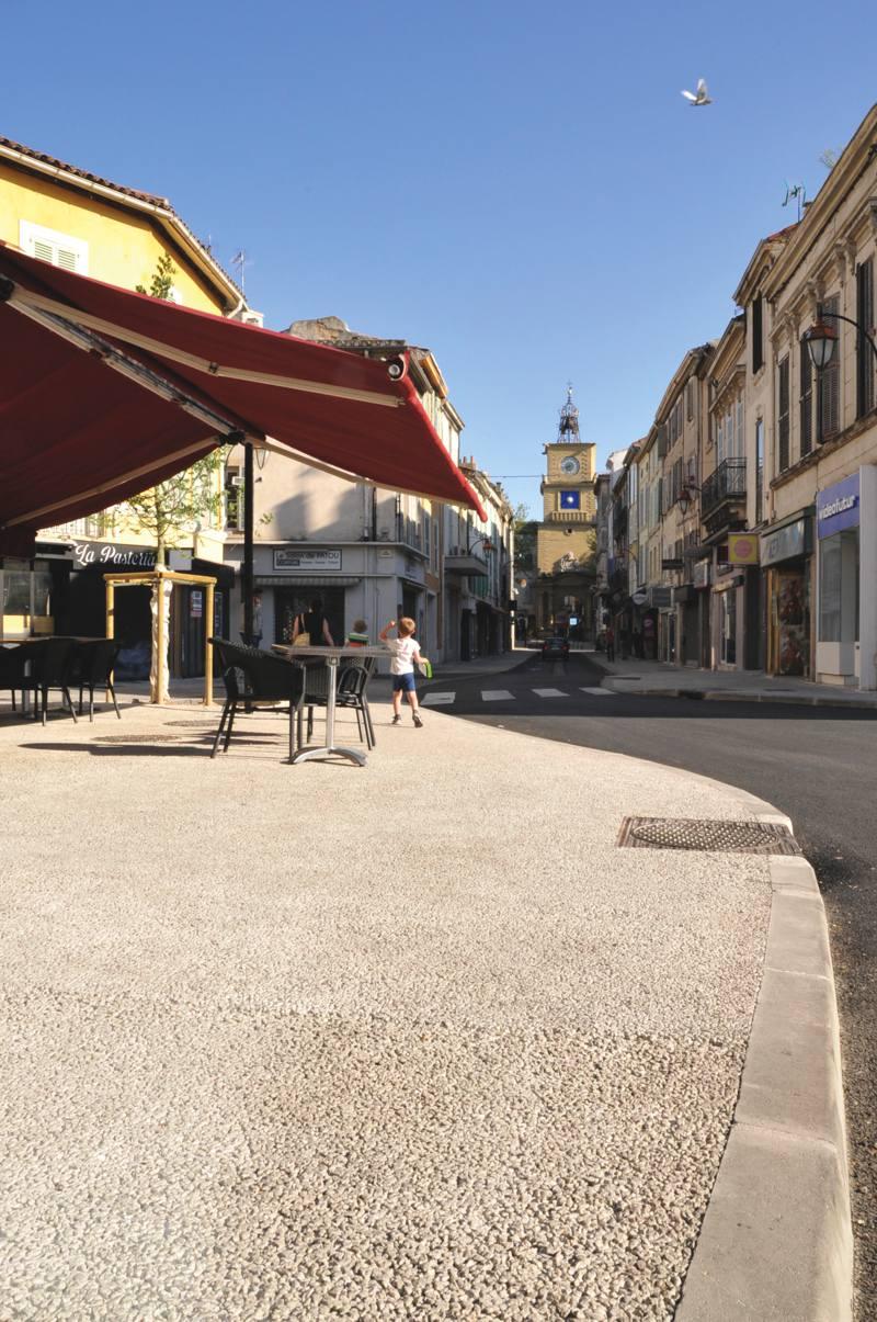 Dans le cœur historique de Salon-de-Provence, les bétons décoratifs (ici du béton désactivé) redonnent une unité au tissu urbain, de la luminosité aux trottoirs, et apportent une plus-value esthétique incontestable. Ils ont progressivement remplacé les anciens revêtements hétéroclites et vieillissants.