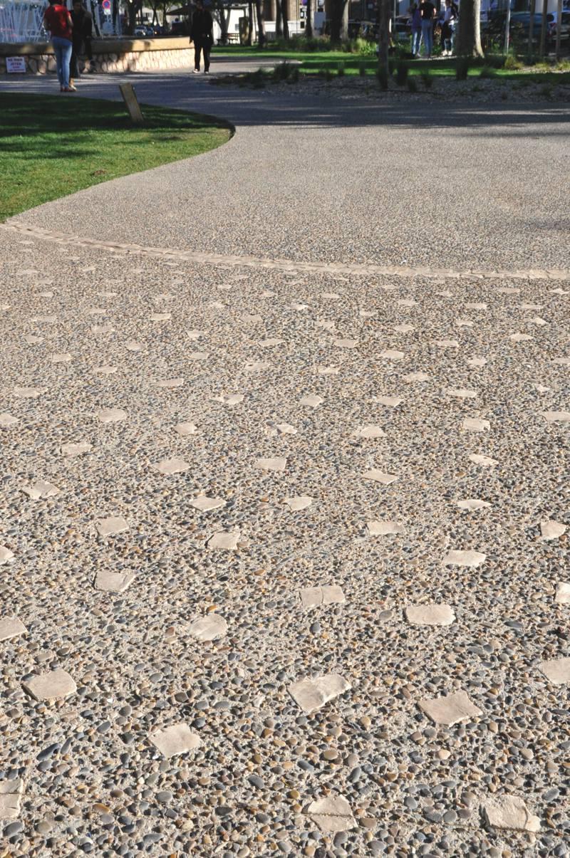 Le béton désactivé avec granulats roulés de Durance, cloutés de petits pavés calcaires, a métamorphosé le square Charles-de-Gaulle.