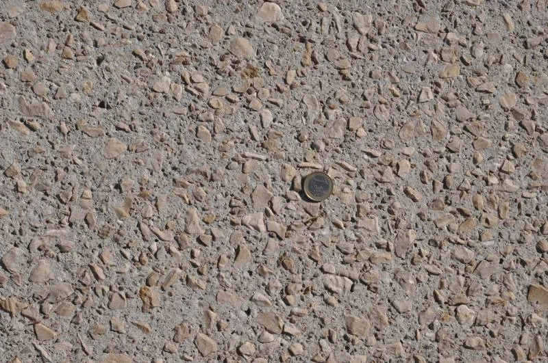 Les cailloux utilisés dans les bétons décoratifs proviennent de la carrière de Châteauneuf-les-Martigues (Bouches-du-Rhône), située à 50 km. Les cailloux utilisés dans les bétons décoratifs proviennent de la carrière de Châteauneuf-les-Martigues (Bouches-du-Rhône), située à 50 km.