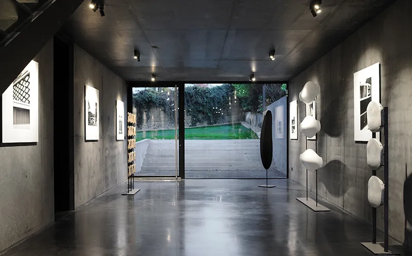 Au rez-de-chaussée du hall, une salle d’exposition accueille les visiteurs. Au rez-de-chaussée du hall, une salle d’exposition accueille les visiteurs.