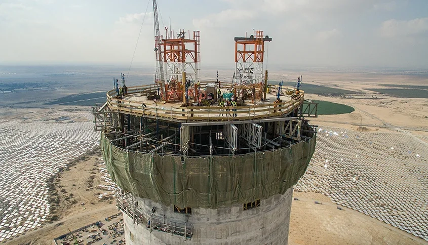 Le fût en béton armé de la tour, qui s’élève à 209 m de hauteur, est conçu pour soutenir le four solaire en son sommet. Le fût en béton armé de la tour, qui s’élève à 209 m de hauteur, est conçu pour soutenir le four solaire en son sommet.