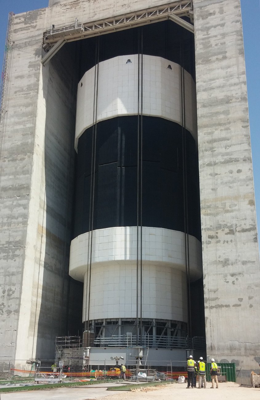 Un portique est ménagé au bas de la tour pour accueillir le four solaire de 50 m de haut avant son ascension.
