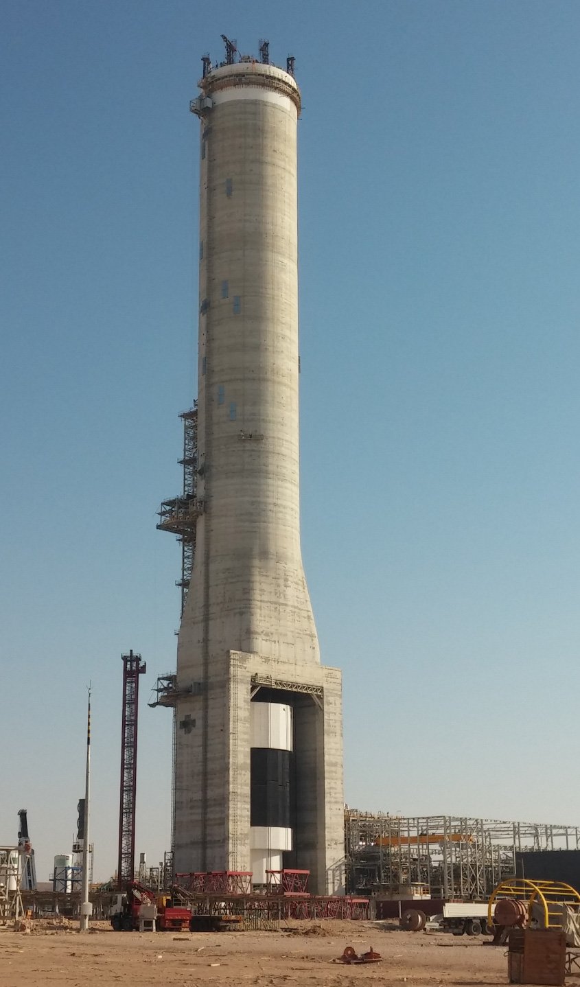 La tour s’apparente à une gigantesque cage d’ascenseur imaginée pour positionner le four solaire en son sommet.