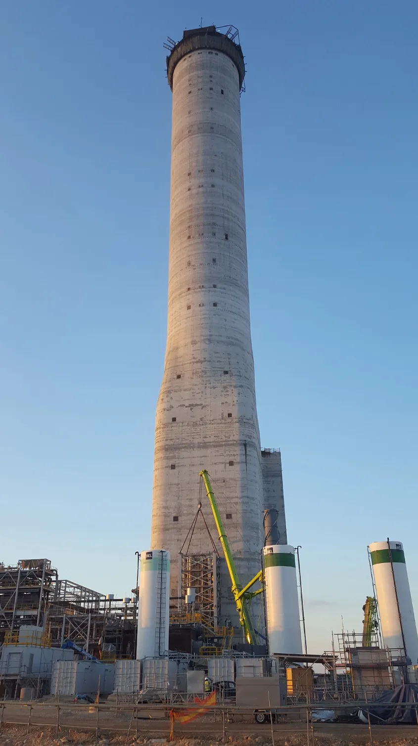 La géométrie de la tour résulte d’un compromis entre faible prise au vent (section circulaire) et résistance aux déformations (section carrée). La géométrie de la tour résulte d’un compromis entre faible prise au vent (section circulaire) et résistance aux déformations (section carrée).