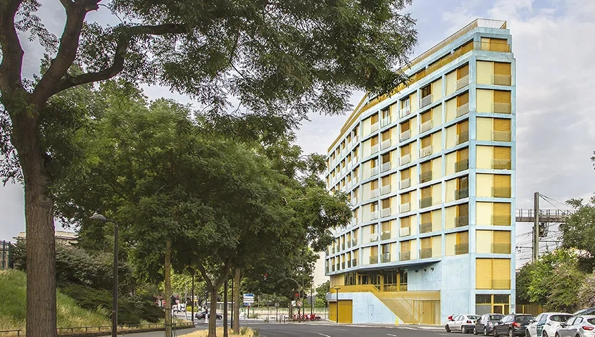 Fin et élancé,le bâtiment s’étire sur la longueur de la parcelle, entre réseau ferré et rue. Fin et élancé,le bâtiment s’étire sur la longueur de la parcelle, entre réseau ferré et rue.
