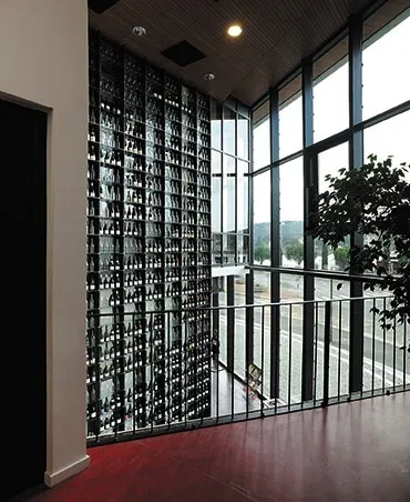 L’espace en double hauteur du hall est animé par un « mur à vins ». L’espace en double hauteur du hall est animé par un « mur à vins ».