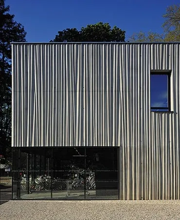 Les façades en béton matricé ont été coulées en une seule fois sur 10 m de hauteur. Les façades en béton matricé ont été coulées en une seule fois sur 10 m de hauteur.