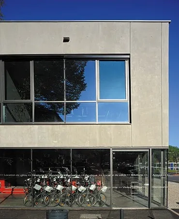 Le service de location de vélos, installé au rez- de-chaussée de la façade est, met les vélos en vitrine et incite à leur usage. Le service de location de vélos, installé au rez- de-chaussée de la façade est, met les vélos en vitrine et incite à leur usage.