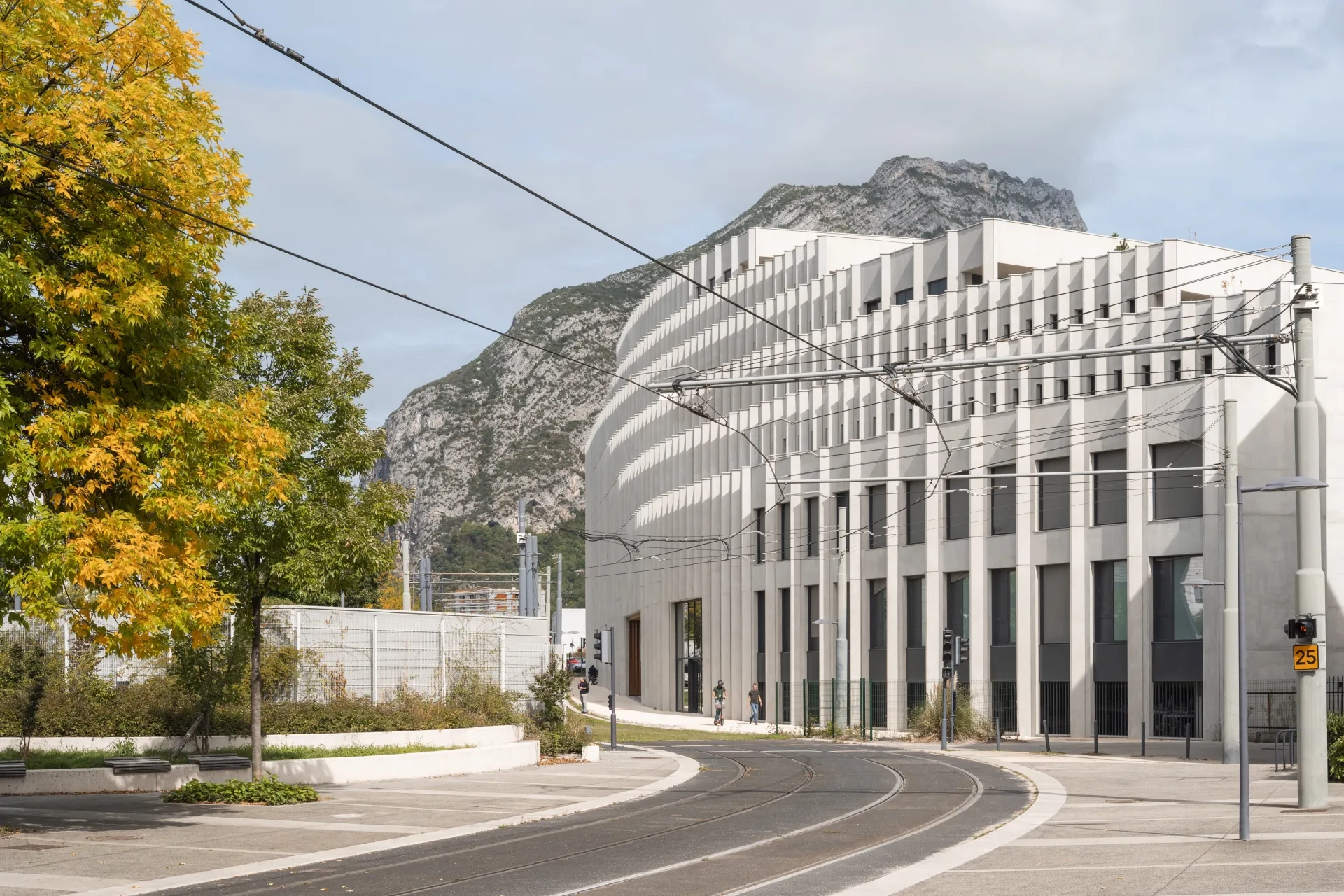 La courbe du bâtiment suit la plateforme du tramway.