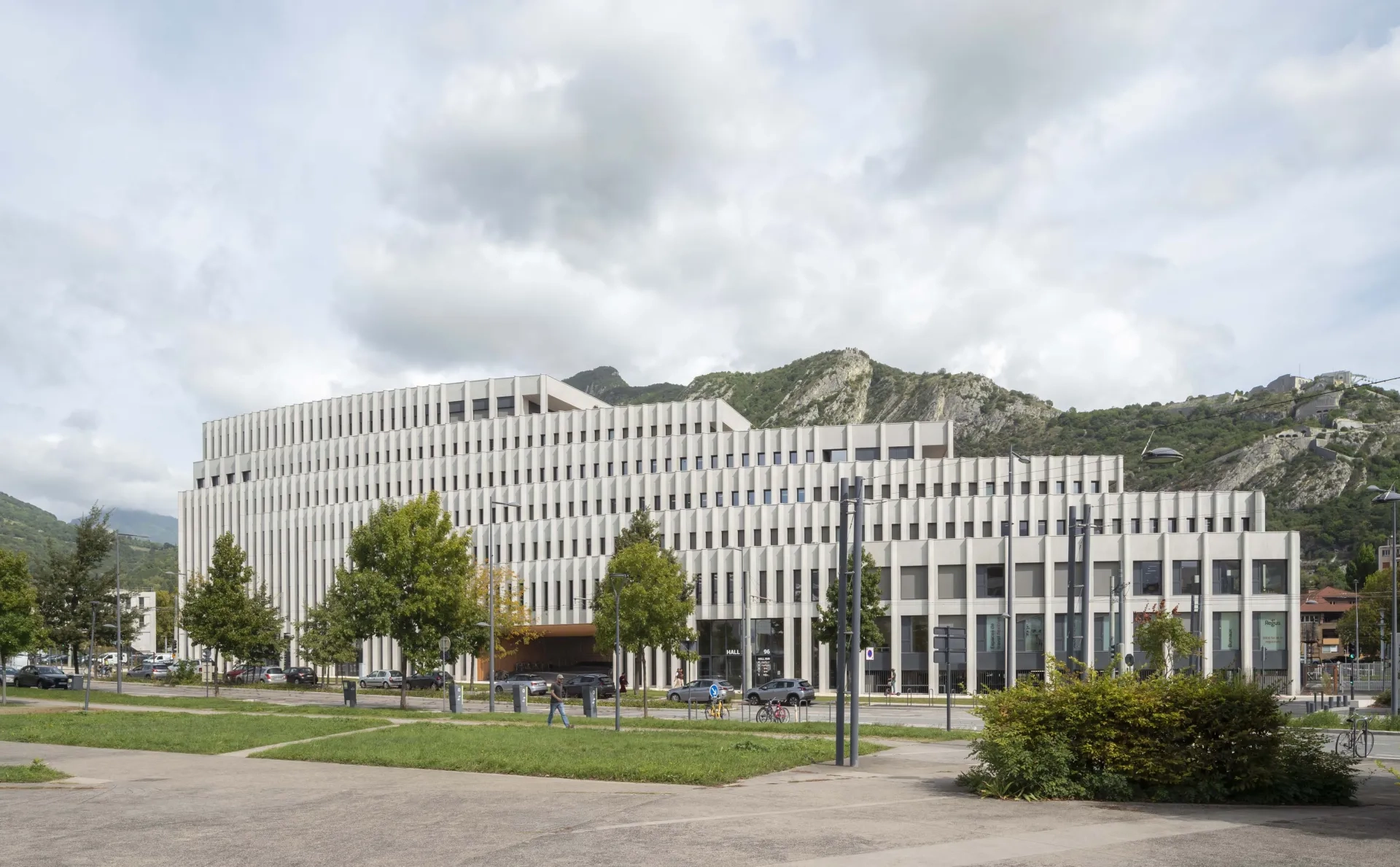 L’immeuble borde l’artère principale de la Presqu’île. Son identité architecturale affirmée, avec sa courbe de 110 m de longueur, marque l’entrée de la zone de renouvellement urbain.