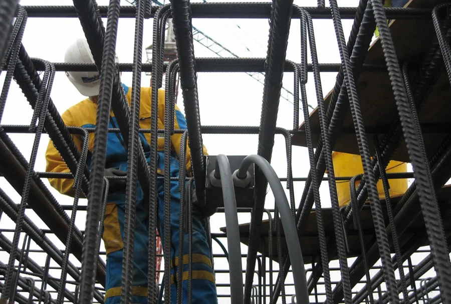 Chantier de la ligne b du métro de rennes – intégration des tuyaux géothermiques : dans les piédroits, puis reliés à une pompe à chaleur Chantier de la ligne b du métro de rennes – intégration des tuyaux géothermiques : dans les piédroits, puis reliés à une pompe à chaleur
