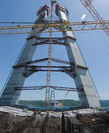 Les appuis, les travées de rive et les massifs d’ancrage sont en béton. Les appuis, les travées de rive et les massifs d’ancrage sont en béton.