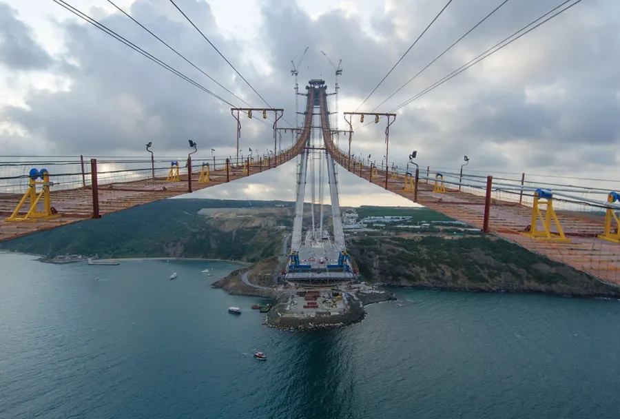 Un pont suspendu à haute rigidité pour franchir le Bosphore. Un pont suspendu à haute rigidité pour franchir le Bosphore.