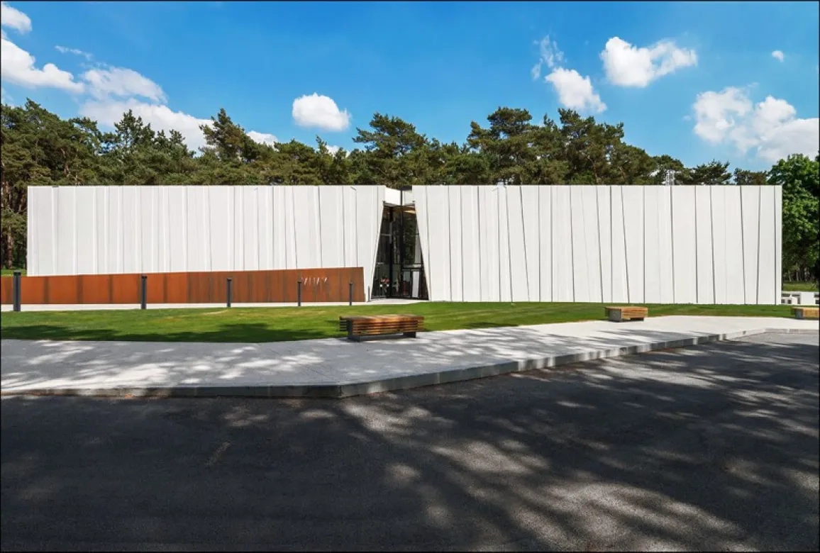 une architecture graphique, symbolique et atemporelle en résonance avec le devoir de mémoire.