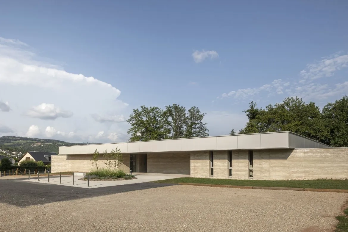 Le bâtiment témoigne de l’engagement des concepteurs en faveur d’une architecture moderne ancrée dans le territoire. Son apparente simplicité sublime chaque matériau et chaque détail.