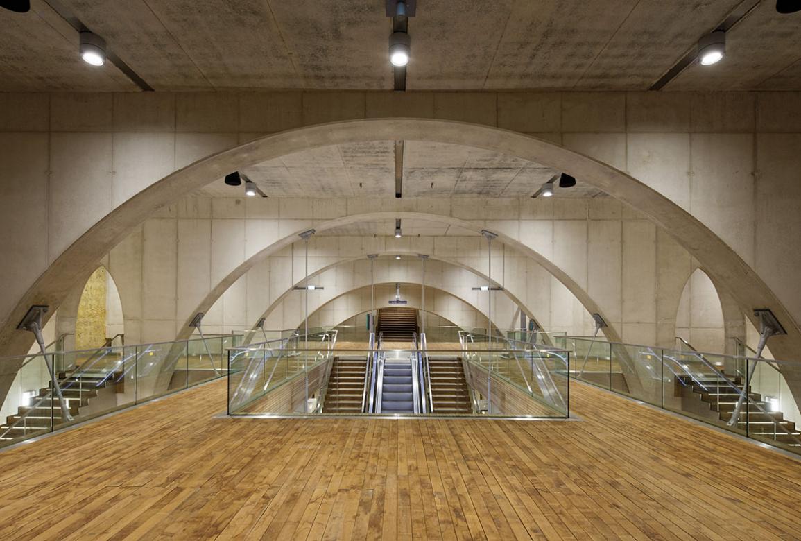 Gare de Viroflay rive gauche. La succession d’arches en béton de 20 m de portée, évidées pour laisser passer les escaliers.