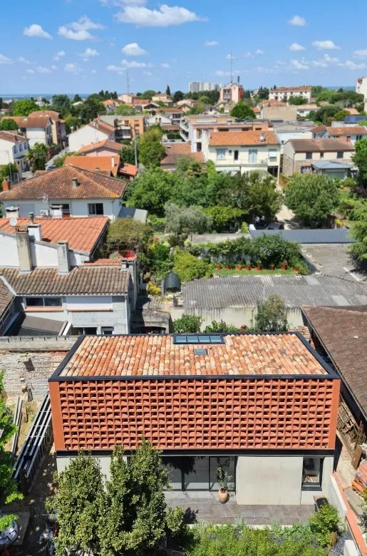 Calée en fond de parcelle en retrait de la rue, la maison Cob est exclusivement orientée sud-est.