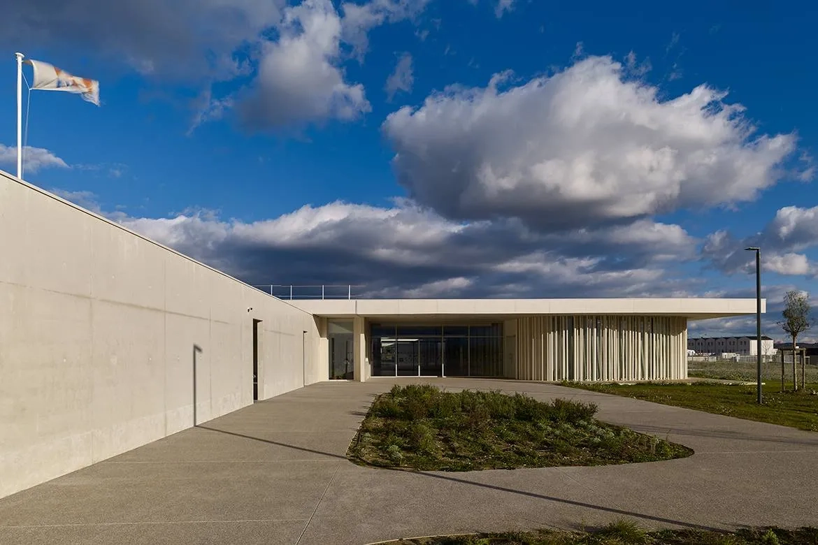 L’entrée du collège est mise en scène par le biais d’un voile formant une longue perspective.