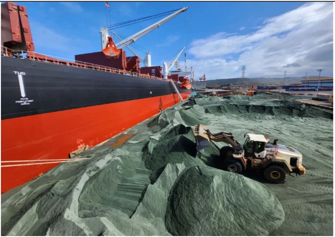 Longtemps considérée comme un déchet industriel, la scorie issue du nickel devient aujourd’hui un sable calibré, intégré dans le béton sous le nom de "sland"