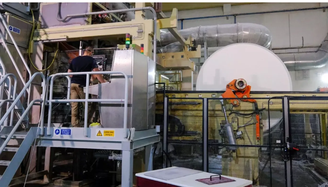 A Torvilliers, l'usine de WEPA fabrique différents types de papiers hygiéniques à partir de fibres recyclées. (Thierry Thorel/PhotoPQR/Voix Du Nord/Maxppp)