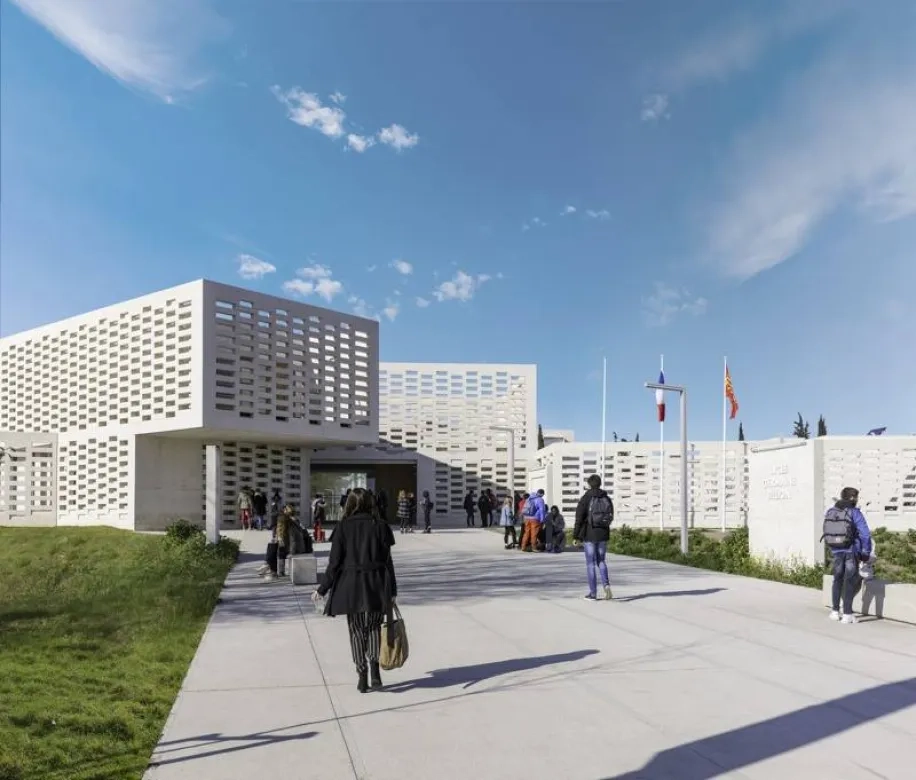 Marquant par un porte-à- faux l’entrée du lycée, le bâtiment d’accueil est caractérisé par son enveloppe traitée comme un claustra de béton.