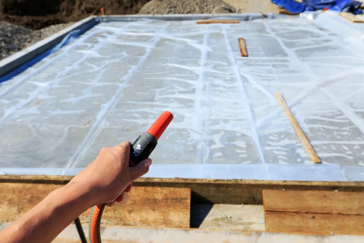 Cure béton ex avec baches et arrosage