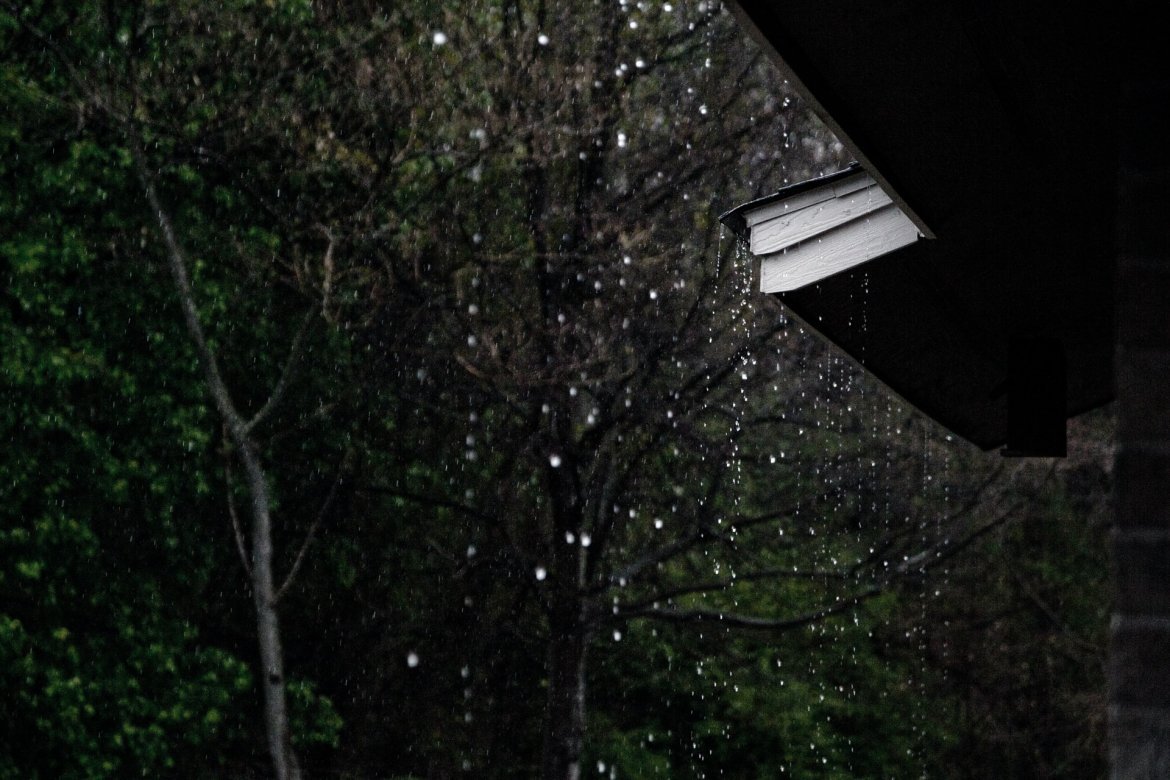 Eaa de pluies au rebord d'un toit de maison de particulier