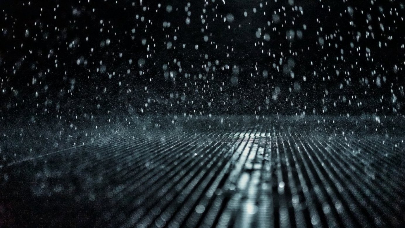 Pluie de nuit sur grille By Pan-XiaoZhen on Unsplash