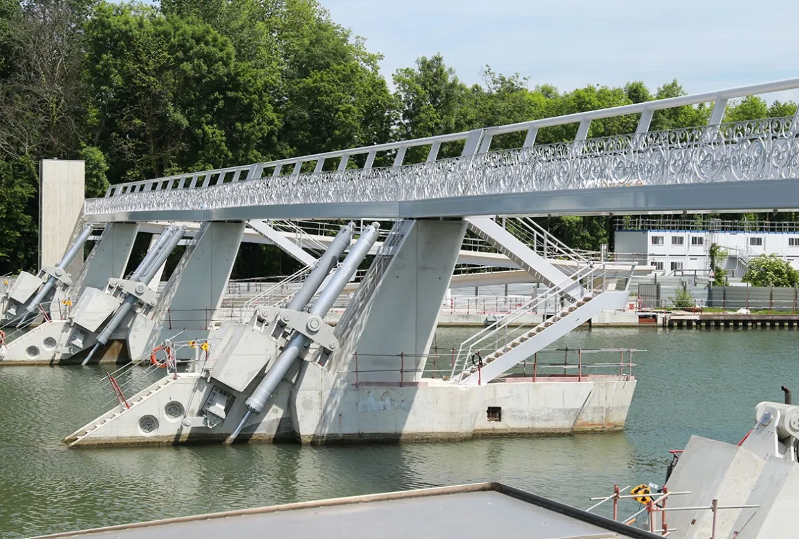 Vue du nouveau barrage de vives-eaux et de la passerelle accessible au public.