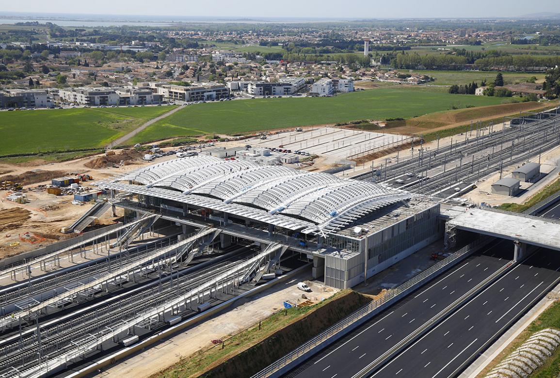 La gare de la Mogère est conçue comme un pont qui enjambe les voies de la nouvelle LGV, la rocade et l’a9.