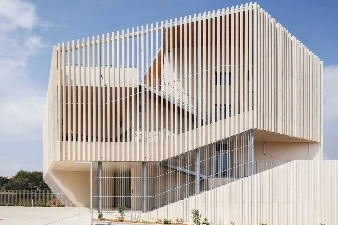 La finesse de l’écriture architecturale est due  à la corres- pondance parfaite entre le traitement des parties pleines en béton matricé à bandes verticales et celui des lames préfabriquées formant les claustras.