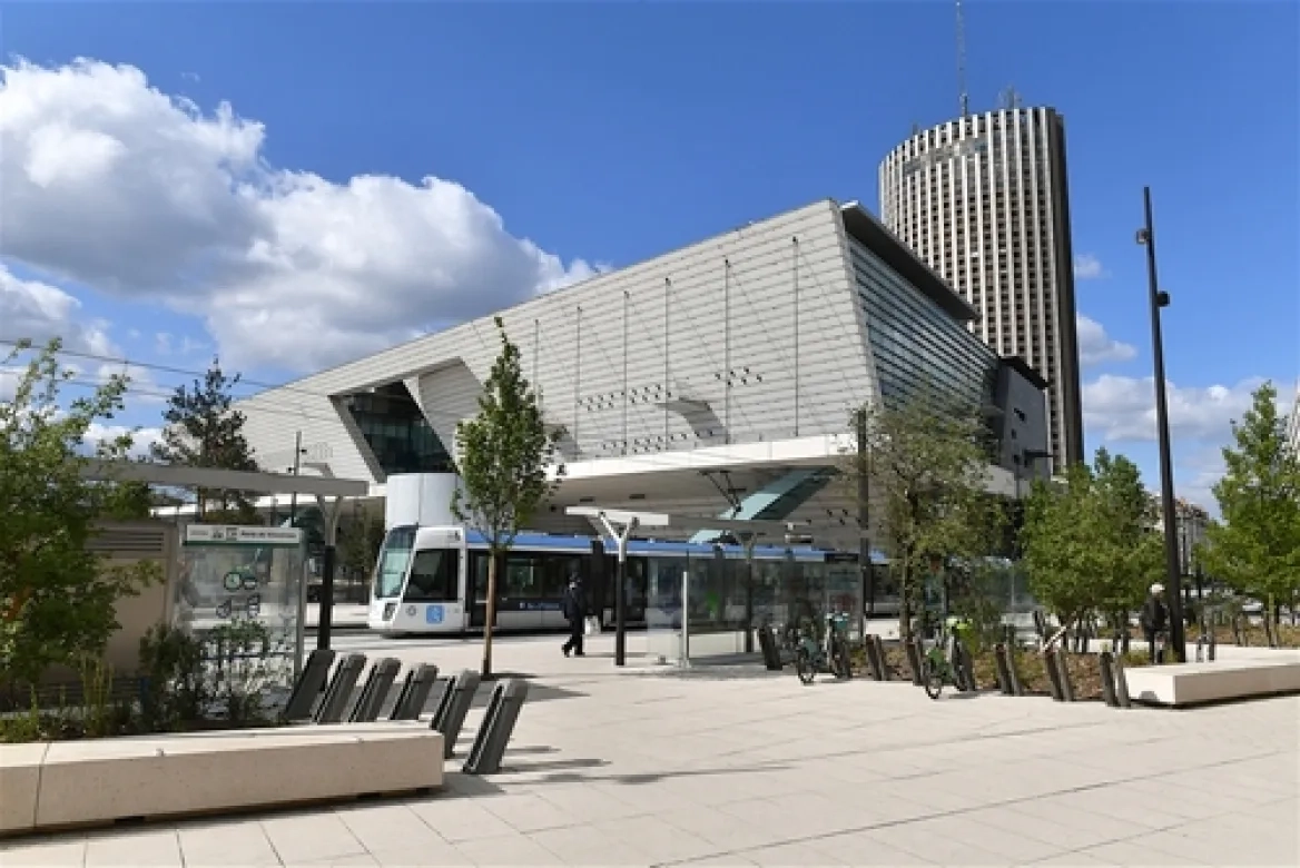 Palais des Congrès de Paris -facade avant + tramway