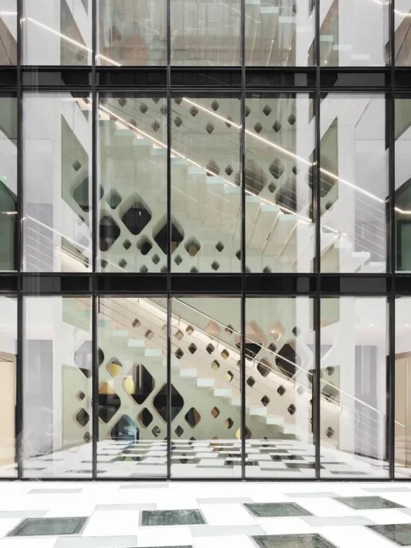 L’escalier est éclairé naturellement par la façade entièrement vitrée.