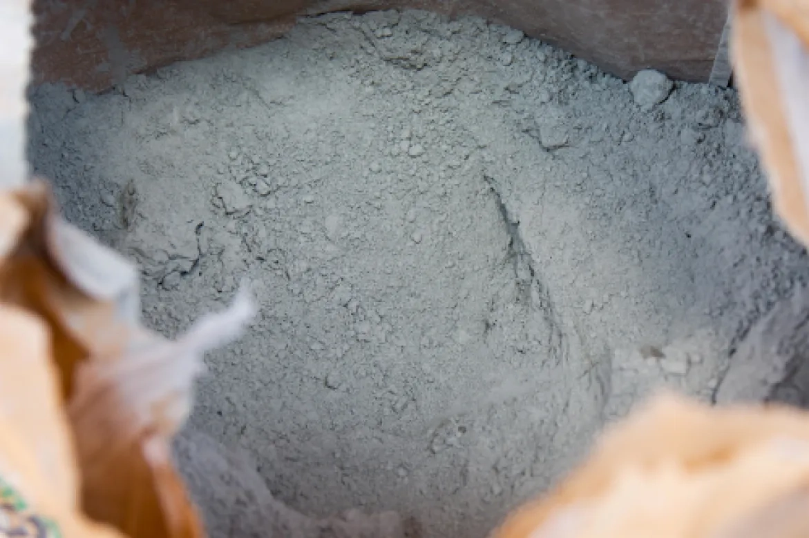 Sac de ciment ouvert vu de dessus