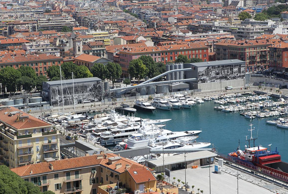 Port de Nice : la centrale à béton dissimulée par des bâches couvertes de reproductions de photos. Future implantation de la station Quai Cassini.