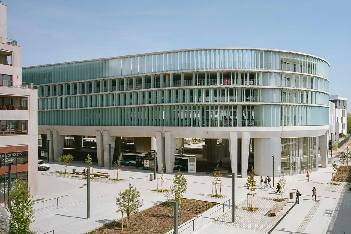 Le pôle multimodal superpose deux programmes clairement identifiés en façade : une gare de bus en rez-de-chaussée et un parking dans les étages.