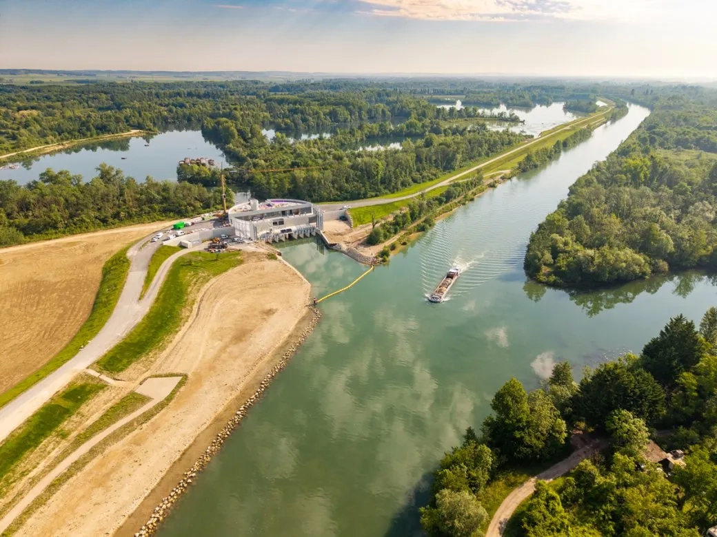 Dans le chenal qui relie une darse à la Seine est insérée la station de pompage.