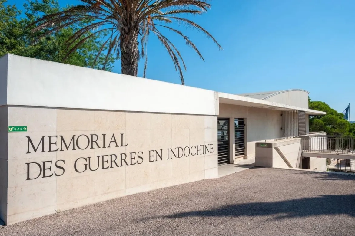 Entrée du mémorial des guerres en Indochine (Shutterstock ou id /Valentin)