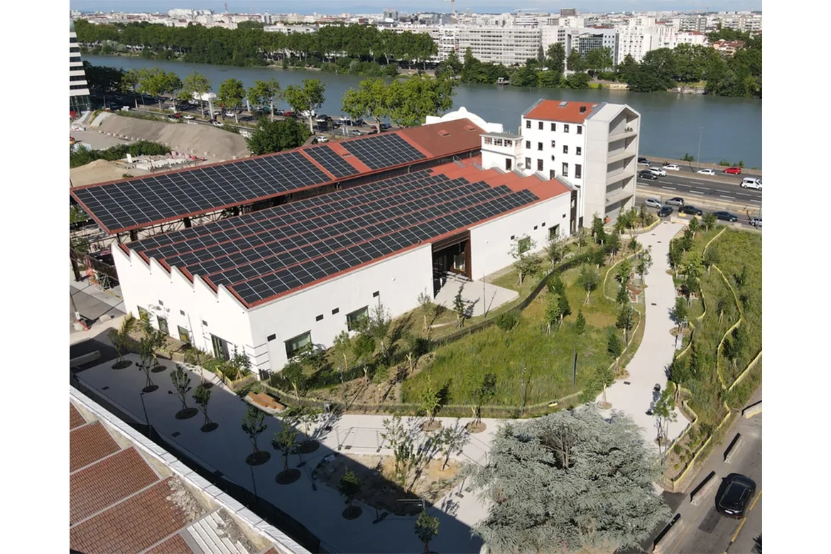 Petit Champ. 9 000 m2 de cheminements principaux sont réalisés en béton recyclé à empreinte carbone réduite. (© Agence Base)