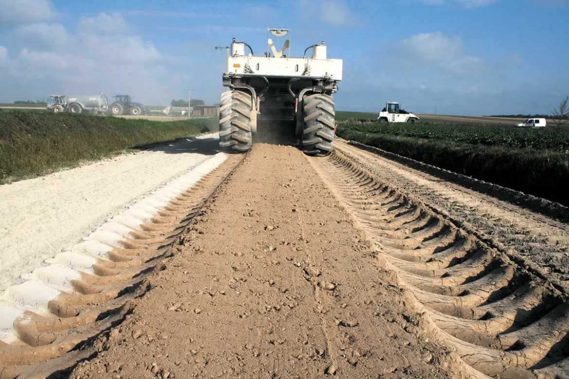 Le pulvimixeur mélange intimement le sol naturel avec le LHR pour donner un matériau homogène qui, après compactage et durcissement, acquiert des performances mécaniques très élevées. ©Cimbéton